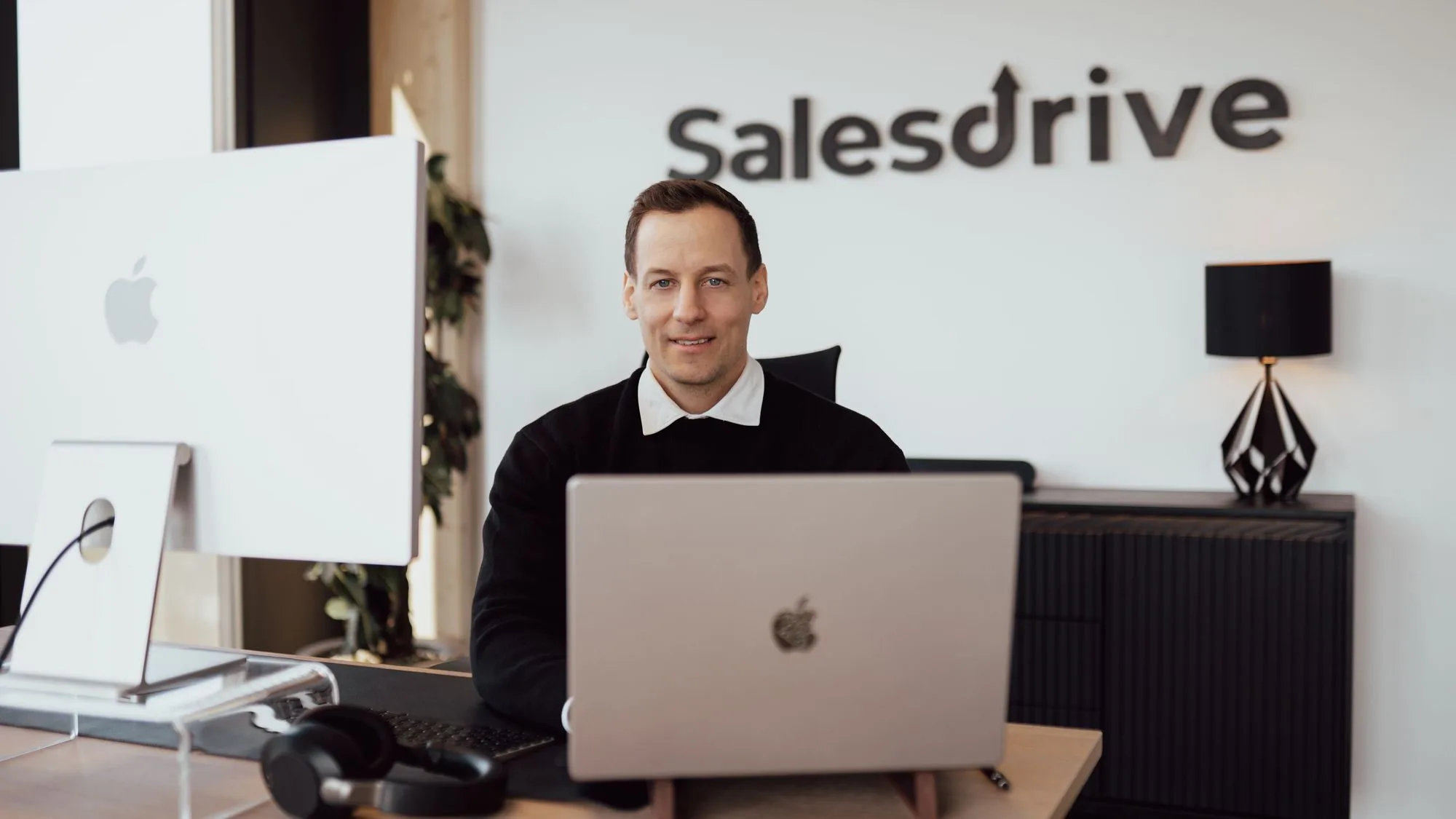 Sales-Profi von SalesDrive bei der Telefonakquise im Wiener Büro