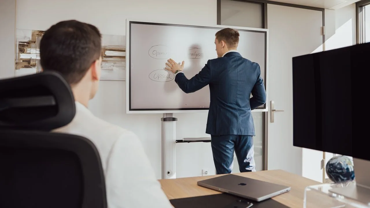 Strategie-Session am Whiteboard bei SalesDrive